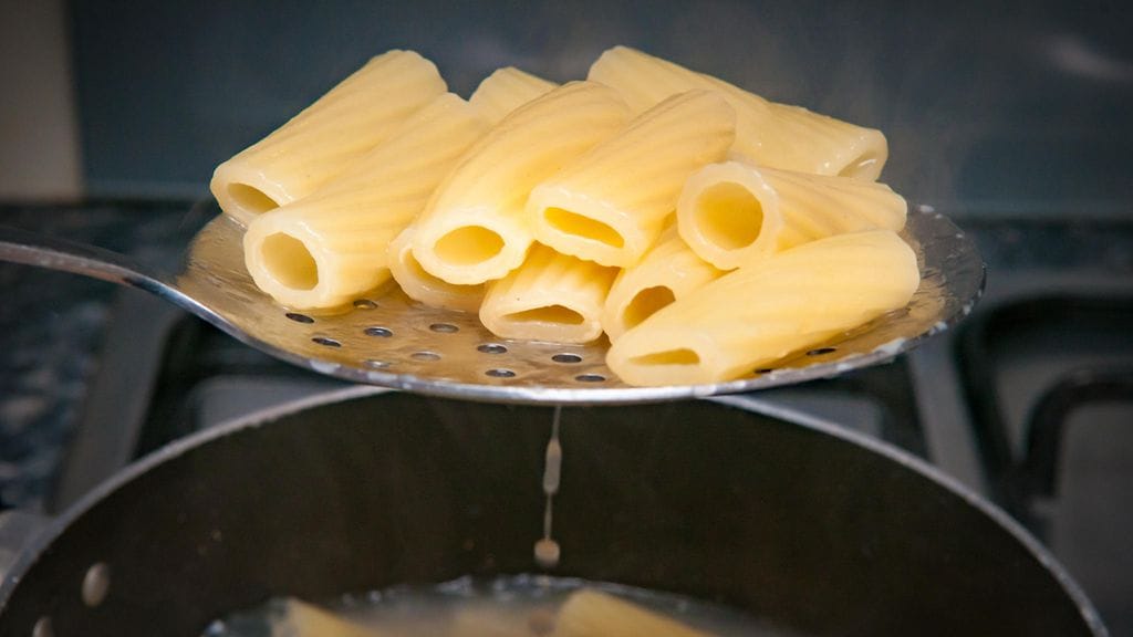 TikTokissa jaetaan ruokavinkkiä, jossa pastasta tehdään vartaita. Kuvituskuva.