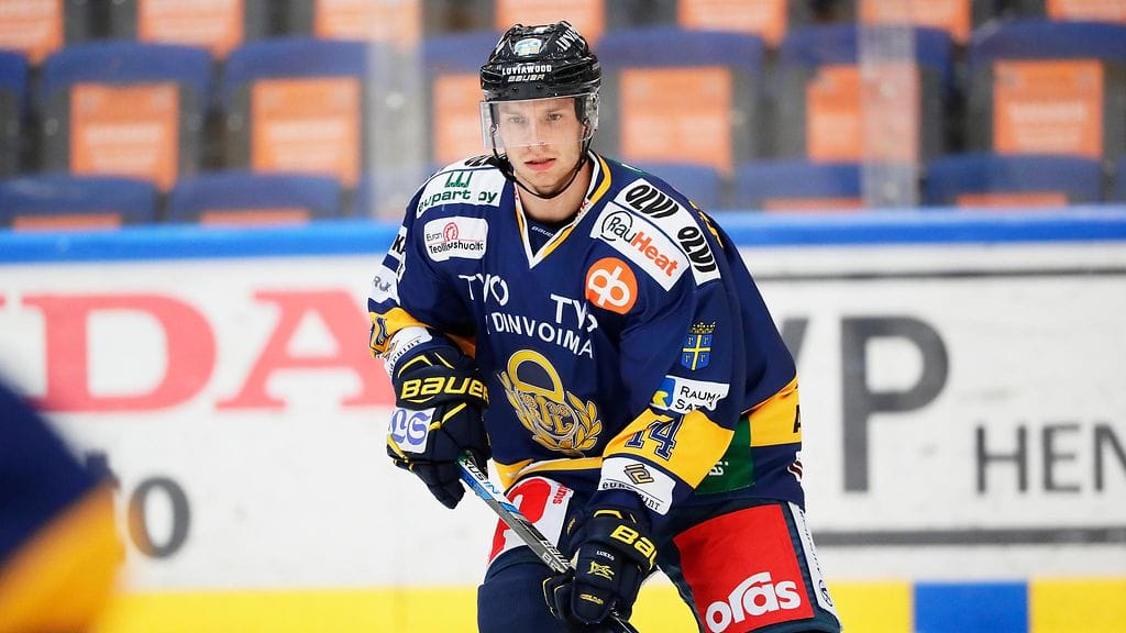 Sami Lähteenmäki vaihtaa takaisin patapaitaan.