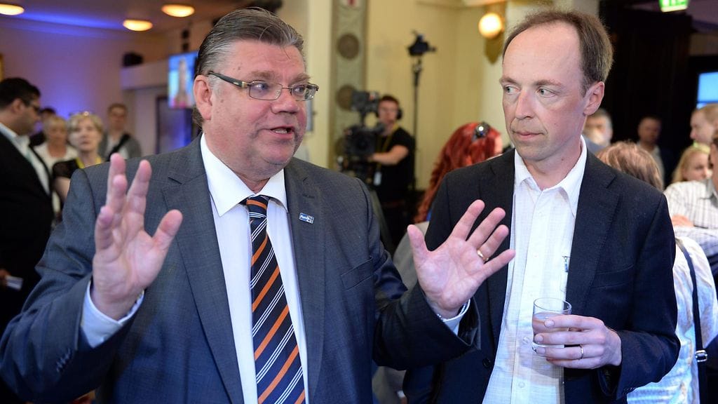 Timo Soini ja Jussi Halla-Aho perussuomalaisten europarlamenttivaalien vaalivalvojaisissa Helsingissä 2014.