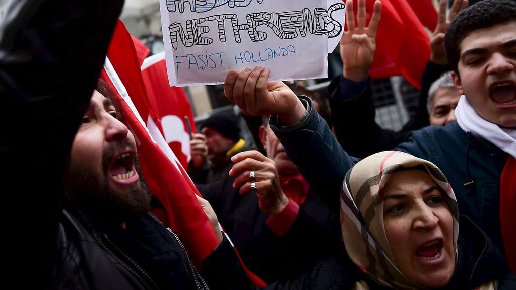 Hollannin politiikkaa vastaan protestoitiin Turkissa.