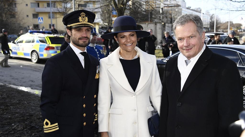 Prinssi Carl Philip, kruununprinsessa Victoria ja tasavallan presidentti Sauli Niinistö Tukholmassa talvisodan päättymisen vuosipäivänä 13.3.2017.