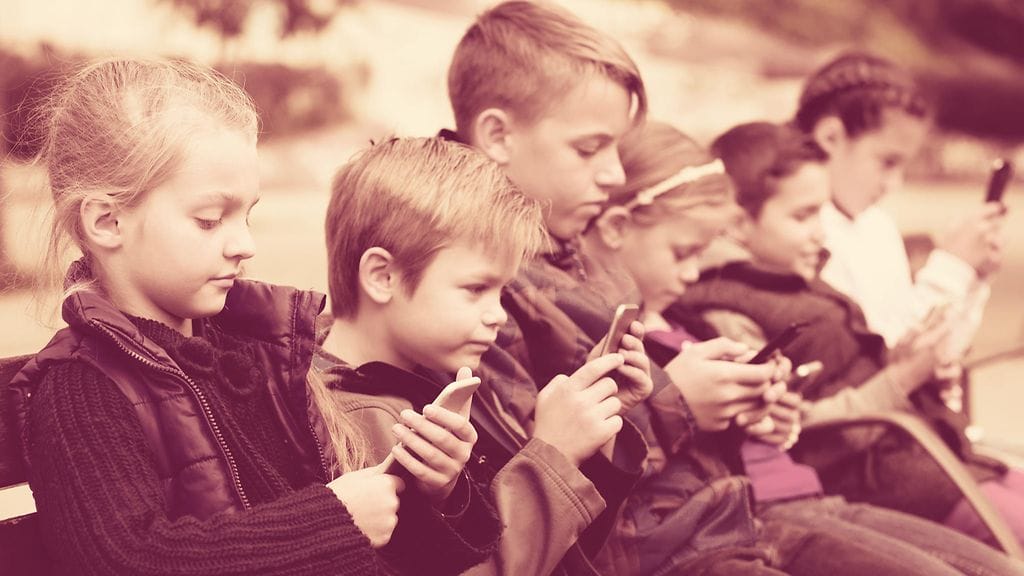 Kuvituskuva. WhatsApp on korvannut pitkälti perinteiset tekstiviestit ja puhelut nuorten parissa.