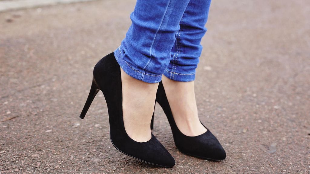 Tiukat pillifarkut ja korkokengät voivat olla kivulias yhdistelmä.