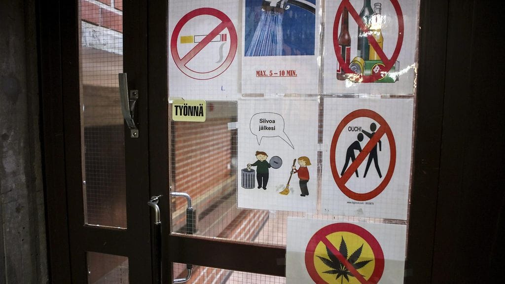 Kieltomerkkejä Evitskogin vastaanottokeskuksessa Kirkkonummella.