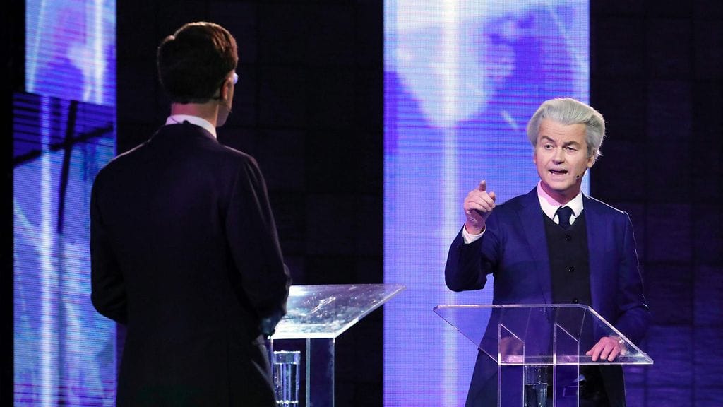 Laitaoikeistolaisen vapauspuolueen puheenjohtaja Geert Wilders väitteli Hollannin pääministerin Mark Rutten kanssa televisiossa 13. maaliskuuta 2017. Rutte edustaa liberaalia VVD-puoluetta.