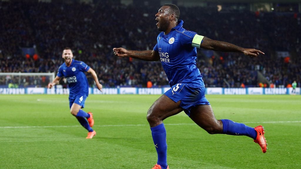 Wes Morgan tuulettaa avausmaalia.