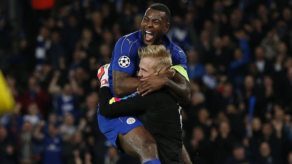 Wes Morgan hyppäsi Kasper Schmeichelin syliin tämän torjuman rankkarin jälkeen.