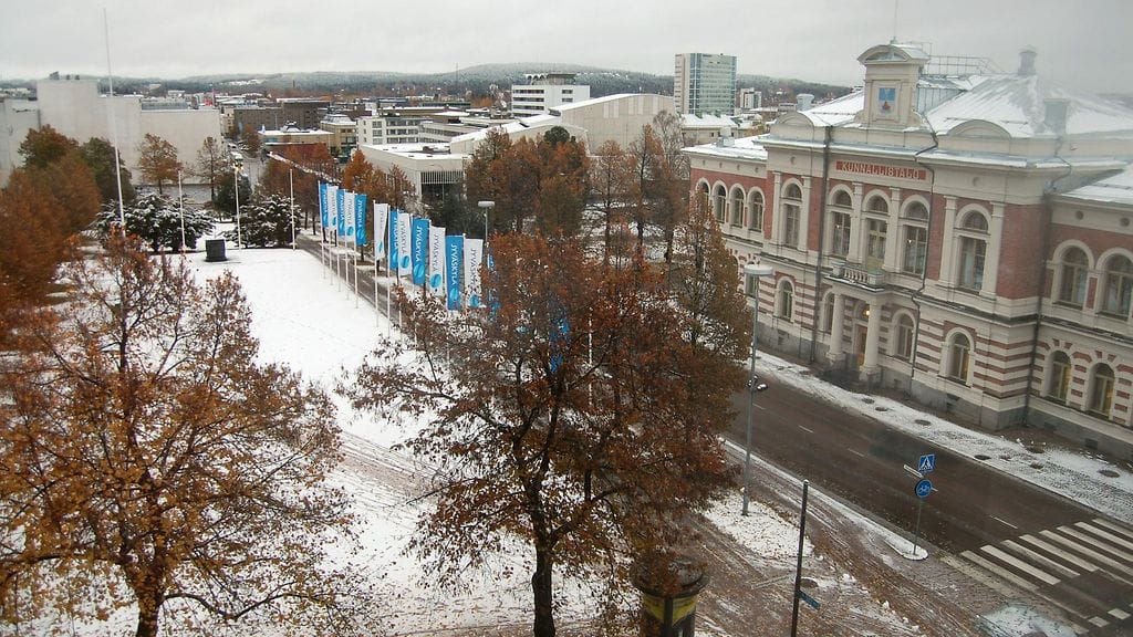 Kuvassa lunta Jyväskylän Vapaudenkadulla perjantaiaamuna 18. lokakuuta 2013.