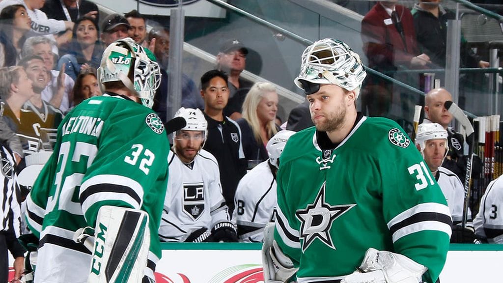 Antti Niemi ja Kari Lehtonen ovat vaikeassa paikassa. Arkistokuva.