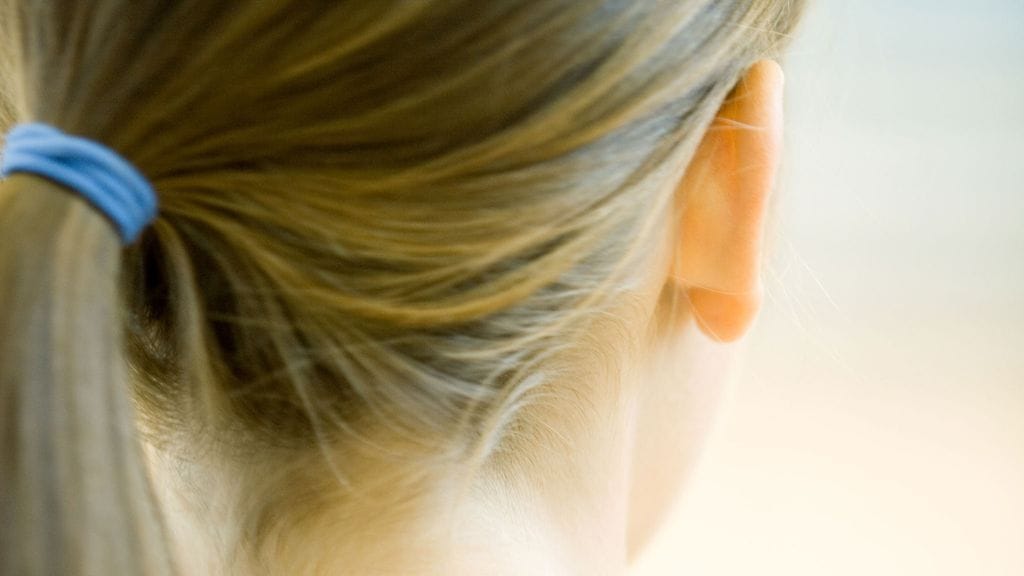 ADHD:n oireet jatkuvat usein lapsuudesta aikuisuuteen. Kuvituskuva.