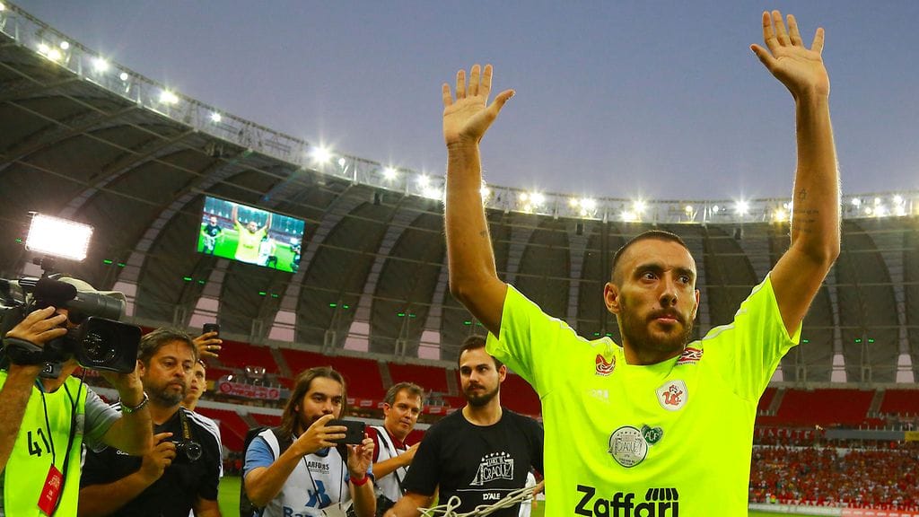 Alan Ruschel tervehti yleisöä hyväntekeväisyysottelussa viime joulukuussa.