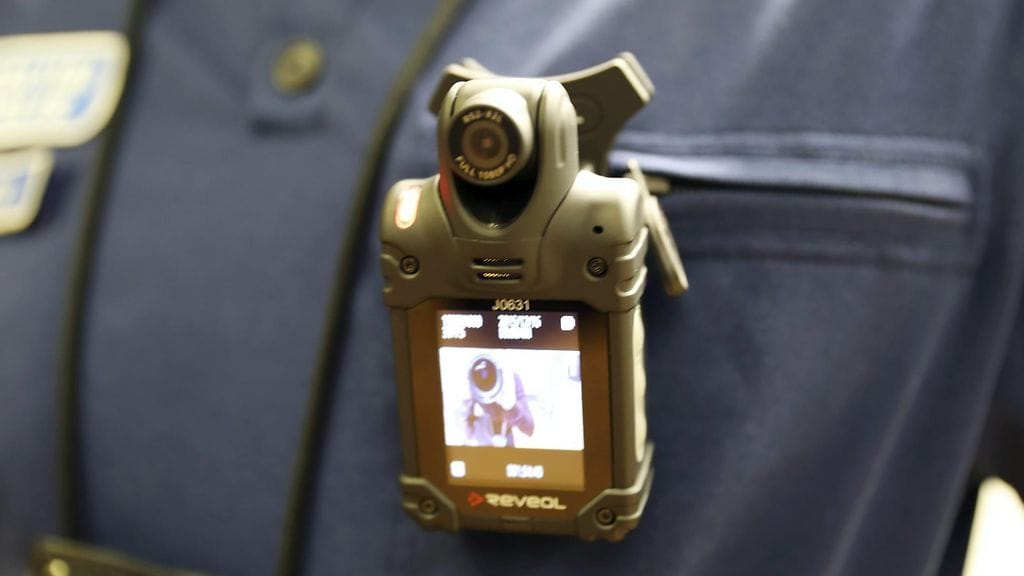 Helsingin poliisilla on ollut koekäytössä 30 haalarikameraa vuoden 2015 joulukuusta lähtien.