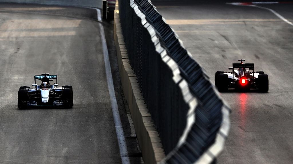 F1-autoja Bakun radalla viime kesäkuussa.