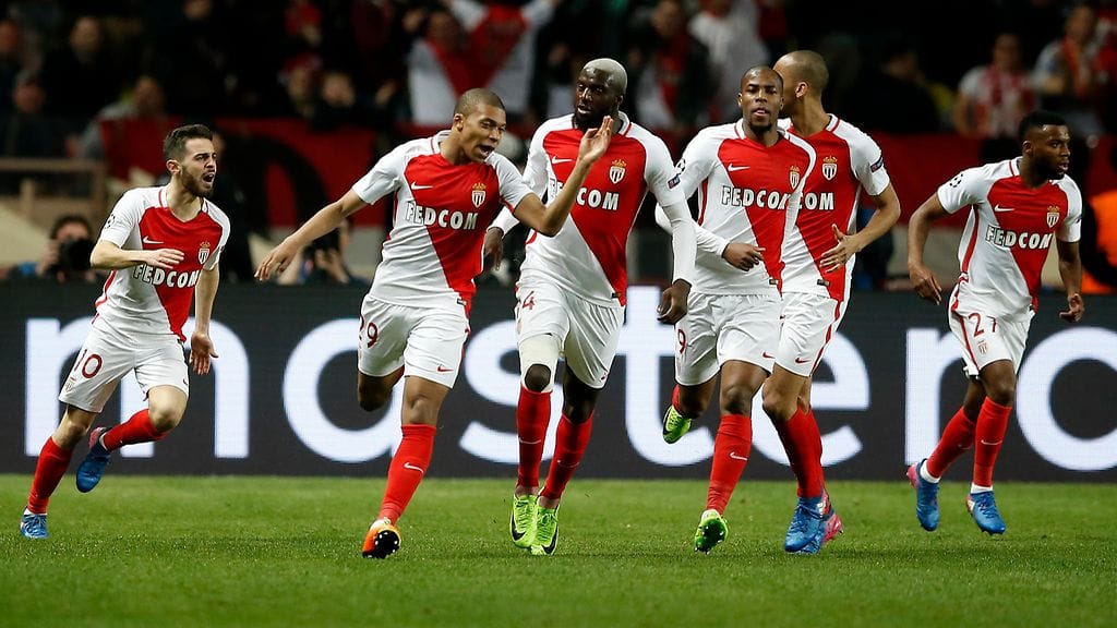 Monacon pelaajat juhlimassa Kylian Mbappe (toinen vas.) avausmaalia.