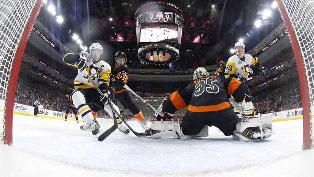 Valtteri Filppula puolustaa Philadelphian maalia Pittsburghin Sidney Crosbylta.