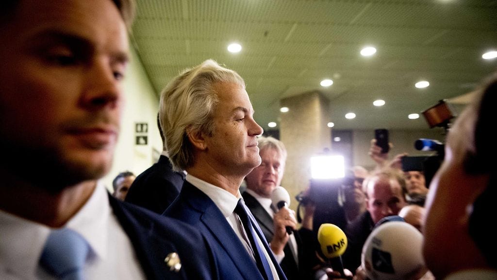 Vapauspuolueen Geert Wilders kuuntelee vaalin tuloksia. Wilders pidetään todennäköisesti hallituksen ulkopuolella, vaikka puolue on nousemassa toiseksi suurimmaksi.