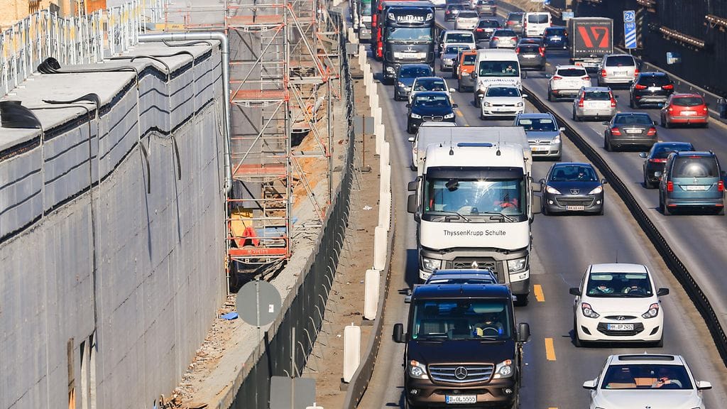 Kuvituskuvan ruuhkasuma läheltä Hampuria.