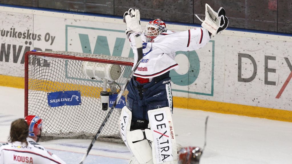 Juuso Riksman juhli SM-kultaa keväällä 2011.