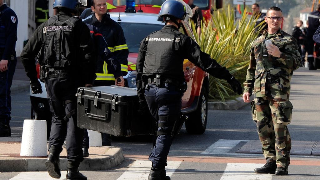 Raskaasti aseistautunut opiskelija ampui eilen rehtoria ja kahta muuta ihmistä Grassen kaupungissa Etelä-Ranskassa.