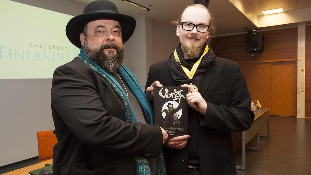 Sarjakuva-Finlandian voitti Janne Kukkonen (oik.) sarjakuva-albumillaan Voro - kolmen kuninkaan aarre. Voittajan valitsi muusikko A. W. Yrjänä.