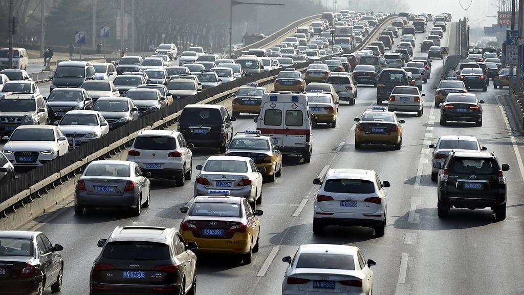 Henkilöautoja ruuhkassa tammikuussa Kiinan Pekingissä.