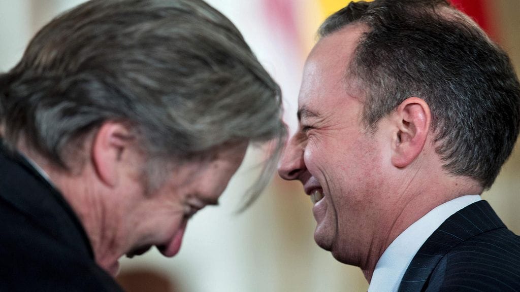Neuvonantaja Steve Bannonilla ja kansliapäällikkö Reince Priebusilla oli hauskaa presidentti Trumpin ja liittokansleri Merkelin tiedotustilaisuudessa.