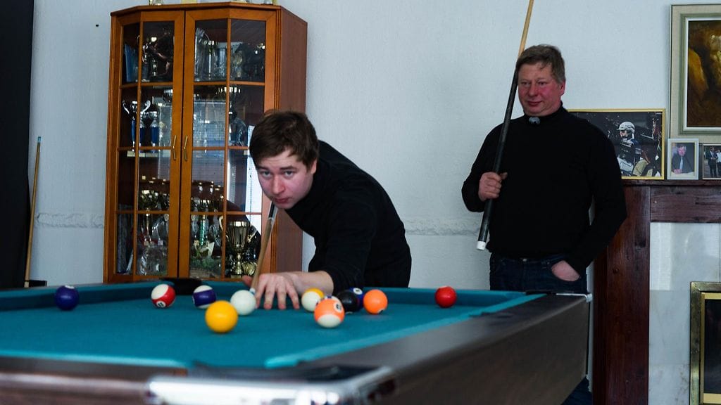 Lauantairavien kuvausten lomassa Iikka ja Ossi Nurmonen ennättivät ottaa erän biljardia.