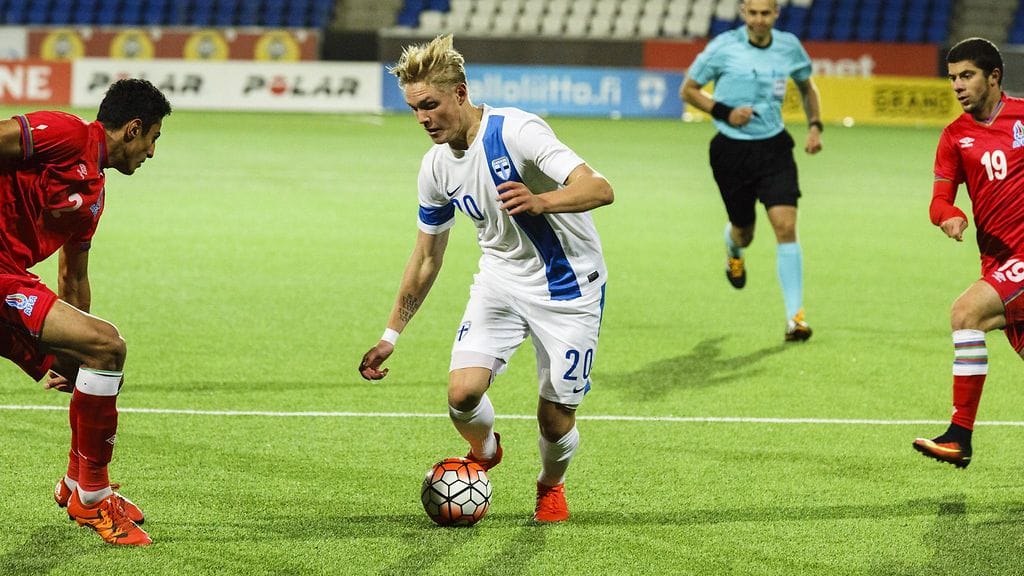 Fredrik Jensen murtautui Huuhkajiin.