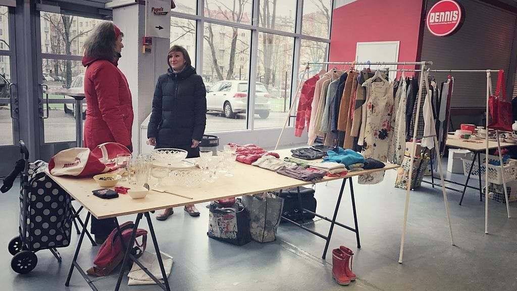 Nina Riihijärven ja Miia Käpymäen kirppispöytä tyhjentyi tänään kovaa vauhtia. Ihmiset ostivat heiltä etenkin tavaroita mökille, keväisiä sisutustuotteita ja vaatteita.