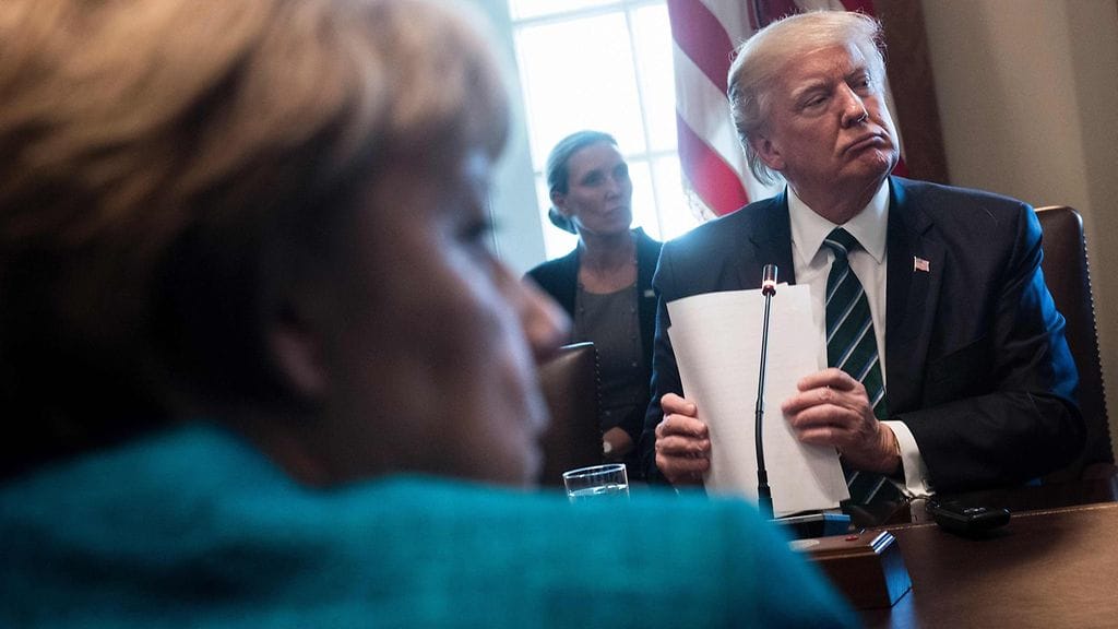 Donald Trump ja Angela Merkel (selin kameraan) kohtasivat Washingtonissa perjantaina.