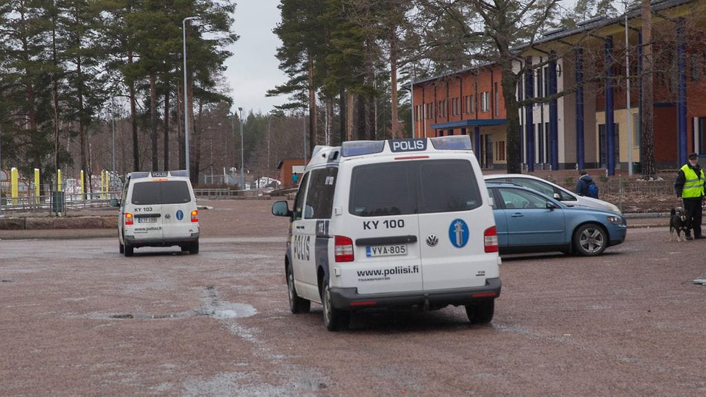 Poliisiautoja Kotkan Karhuvuoressa.