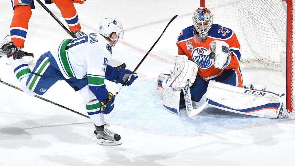 Markus Granlund ei saanut kiekkoa ohi Cam Talbotin.