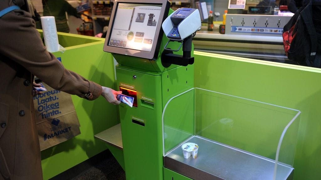 Myös itsepalvelukassat vaativat henkilökuntaa. Työntekijöitä tarvitaan ohjeistamaan käytössä sekä valvomaan ostosten tekemistä.