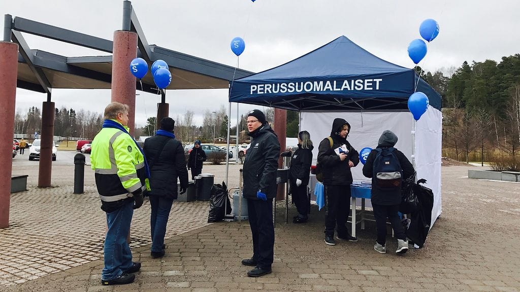 Perussuomalaisten vaaliteltta.