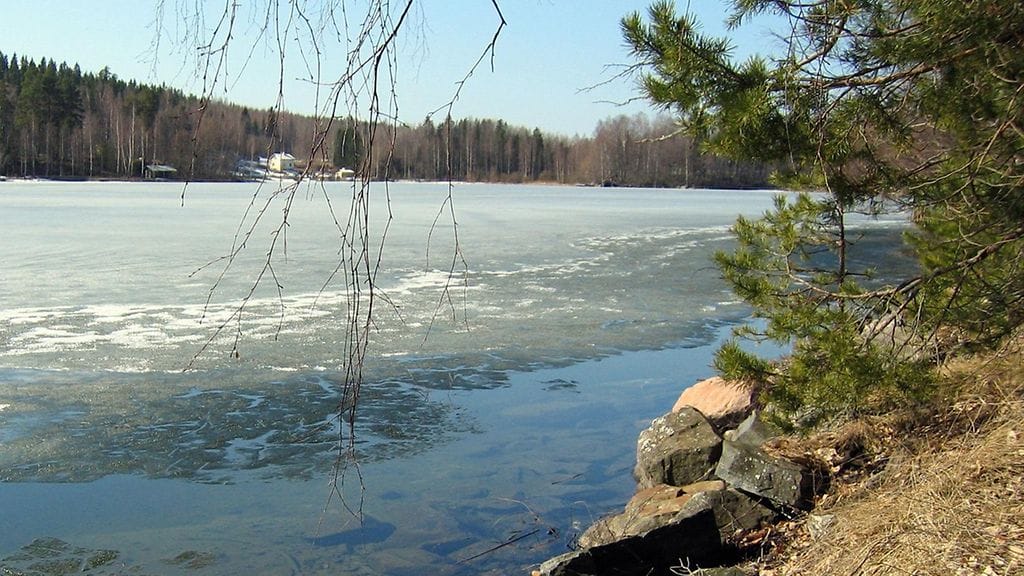 Kuvituskuvassa jäät sulavat kevään tieltä kauniissa järvimaisemassa.