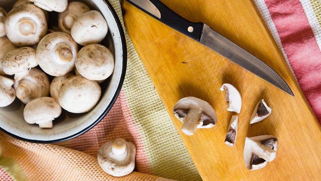 Viljellyt sienet, kuten herkkusienet, kannattaa paistaa rasvassa.