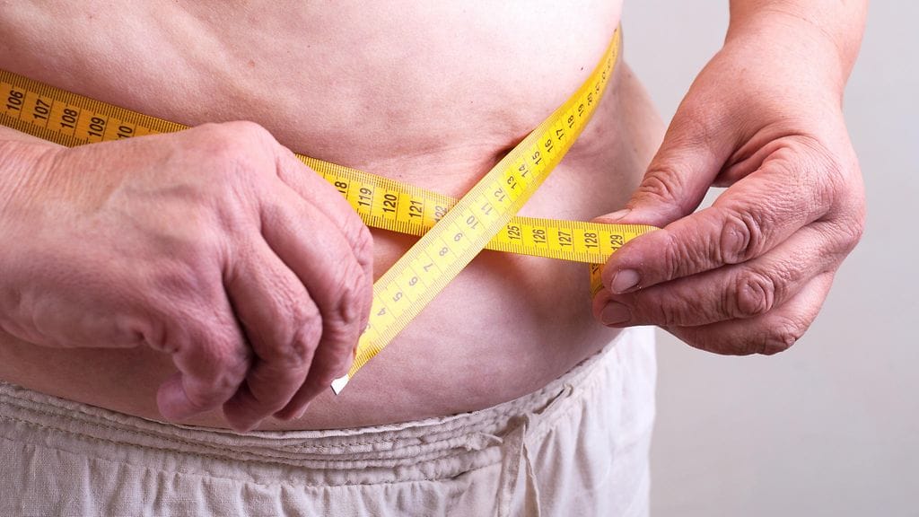 Keskivartalolihavuus liittyi tutkimuksessa suurentuneeseen kuolleisuuteen iäkkäillä naisilla. Kuvituskuva.