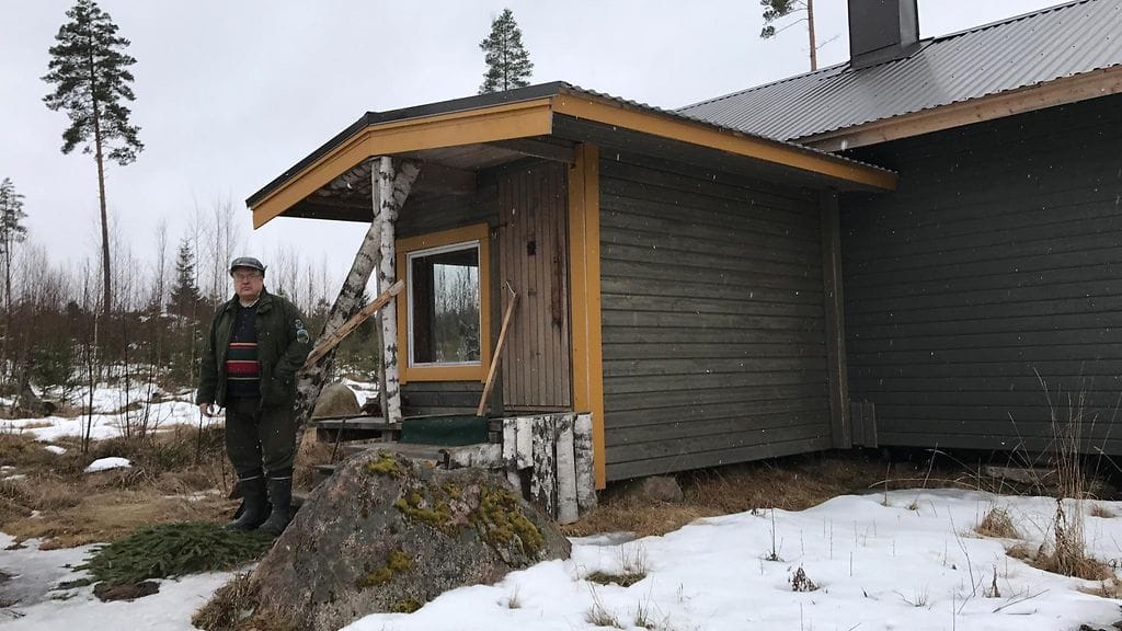 Martti Pura ja mökötyskämppä ulkoa