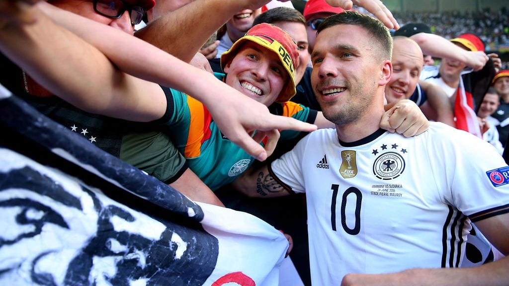 Lukas Podolski fanien kanssa EM-kisoissa viime kesänä.