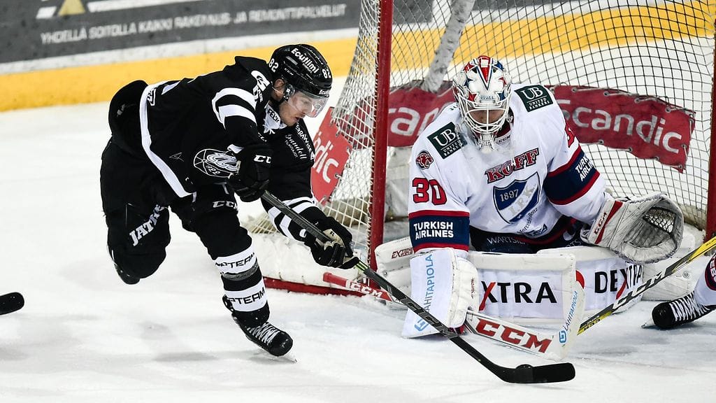 TPS-hyökkääjä Erik Thorell ja HIFK:n maalivahti Kevin Lankinen nokikkain.