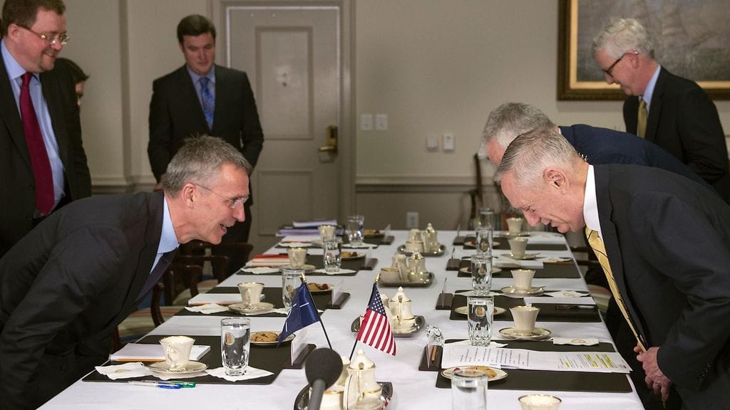 Yhdysvaltain puolustusministeri James Mattis (oikealla) tapasi Naton pääsihteerin Jens Stoltenbergin.