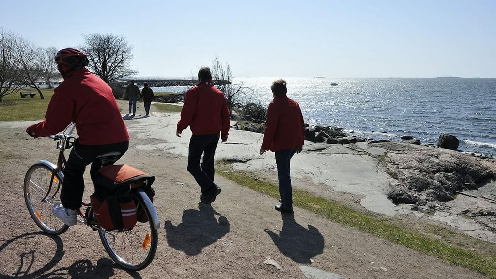 Jo kohtalainen fyysinen aktiivisuus eli vähintään neljän tunnin viikottainen annos esimerkiksi kävelyä tai pyöräilyä laski merkittävästi riskiä menehtyä seurannan aikana. Kuvituskuva.