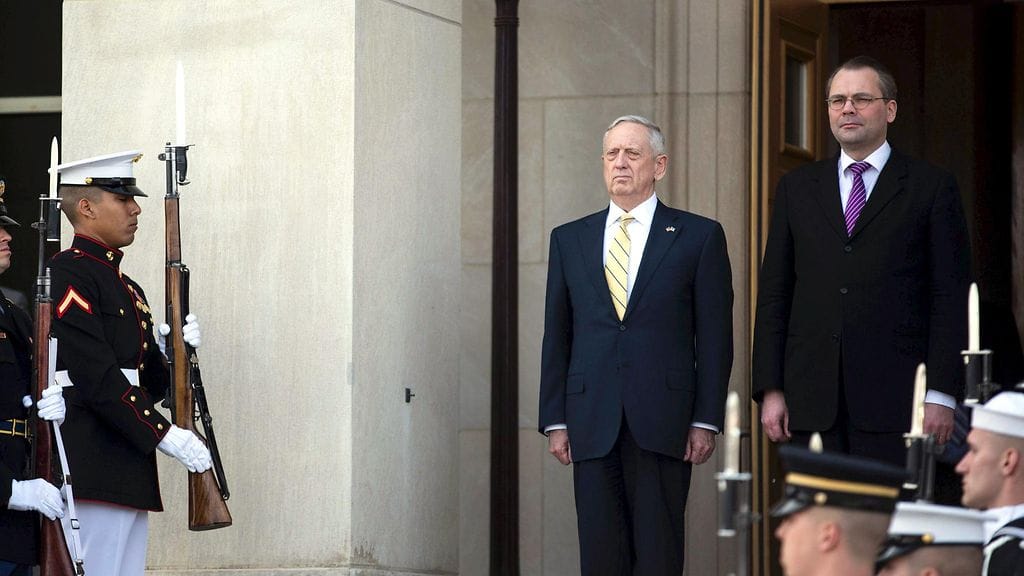 Yhdysvaltain puolustusminiseri James Mattis ja puolustuminsiteri Jussi Niinistö Pentagonissa 21.3.2017.
