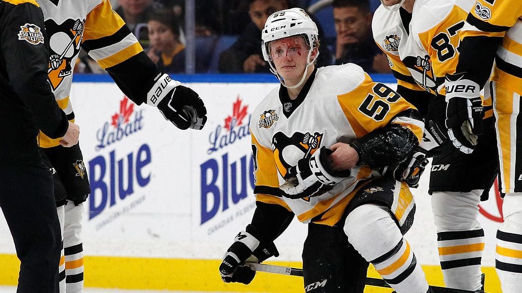 Jake Guentzel sai ilkeän osuman.