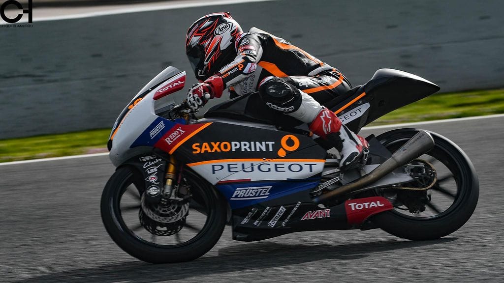 Patrik Pulkkinen kisaa Peugeotin pyörällä.