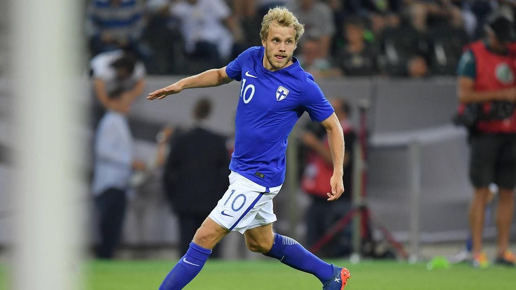 Teemu Pukki Huuhkajat-paidassa viime elokuussa.