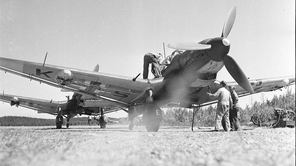 Kaksi Stukaa Immolan kentällä kesäkuussa 1944, SA-kuva