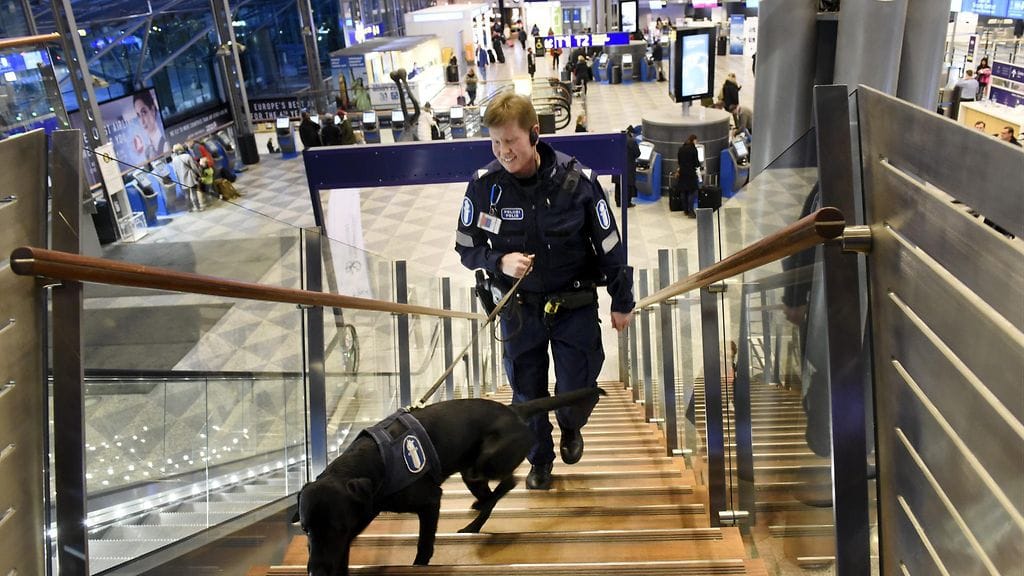 Tuija Putkonen ja räjähdekoira Buka  Helsinki-Vantaan lentoasemalla keskiviikkona.