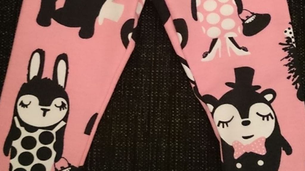 Suloisesta kankaasta ommelluissa leggingseissä oli yksi pikku ongelma...