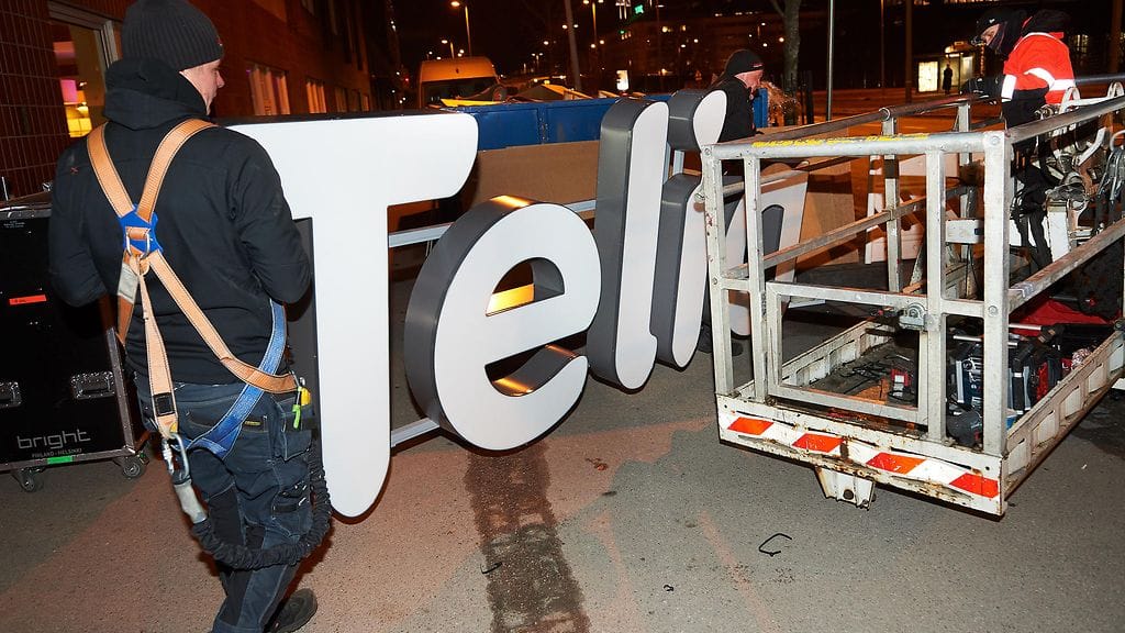 Sonera kyltti vaihdettiin Teliaan Helsingissä. Kuva: Telia.